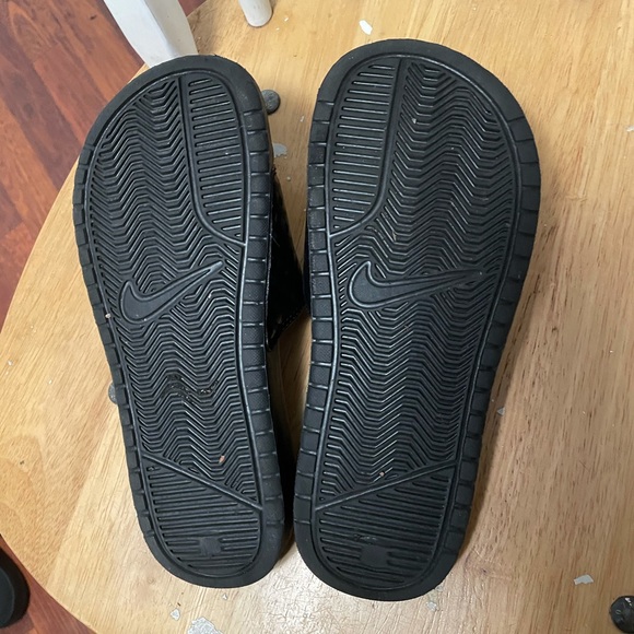 Like new Nike slides - Picture 3 of 3